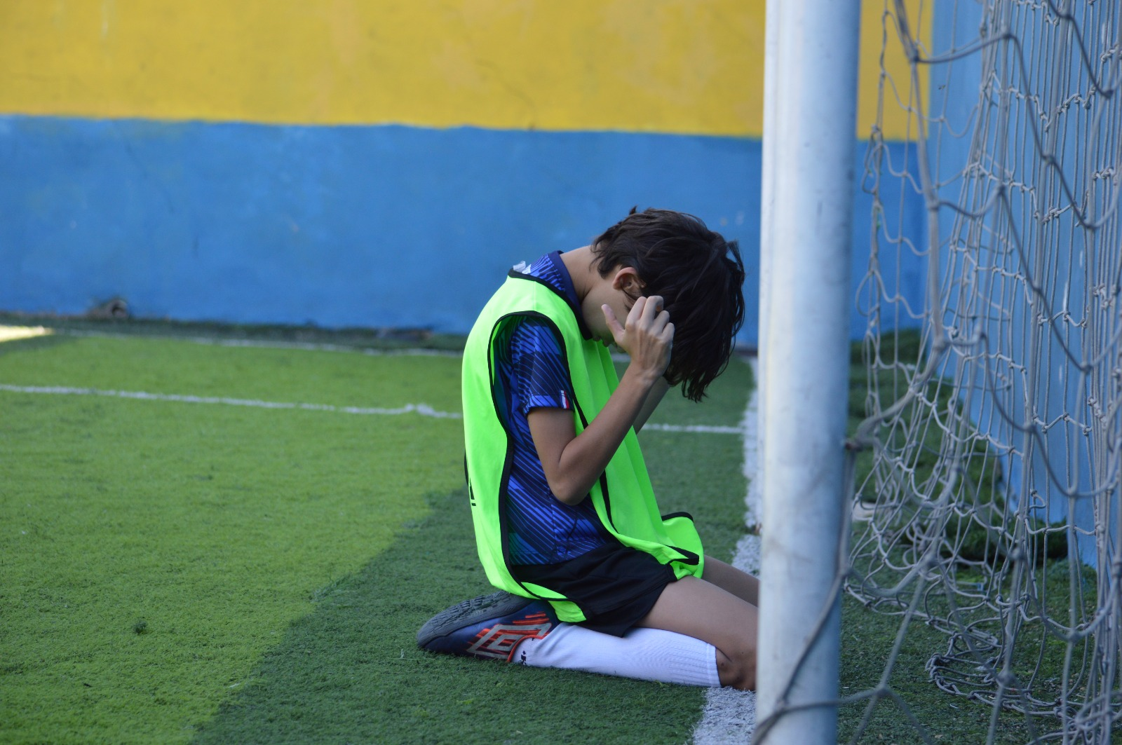 Aluno vivenciando a emoção de uma partida