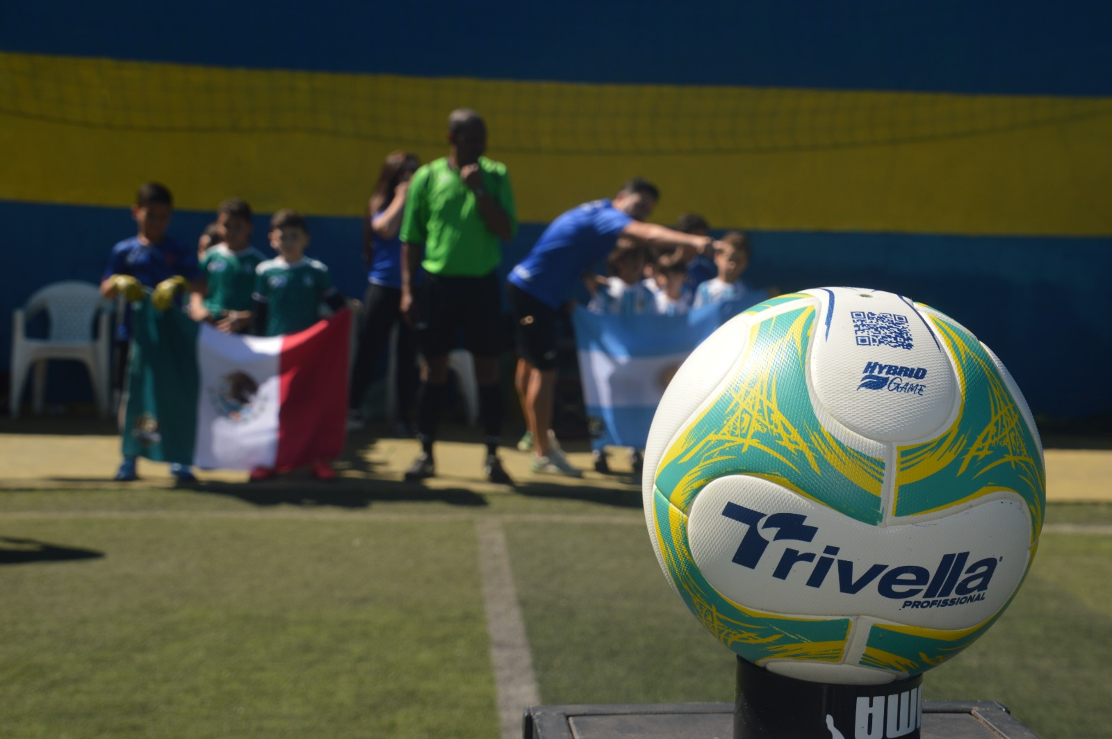 Bola de futebol em destaque antes da atividade
