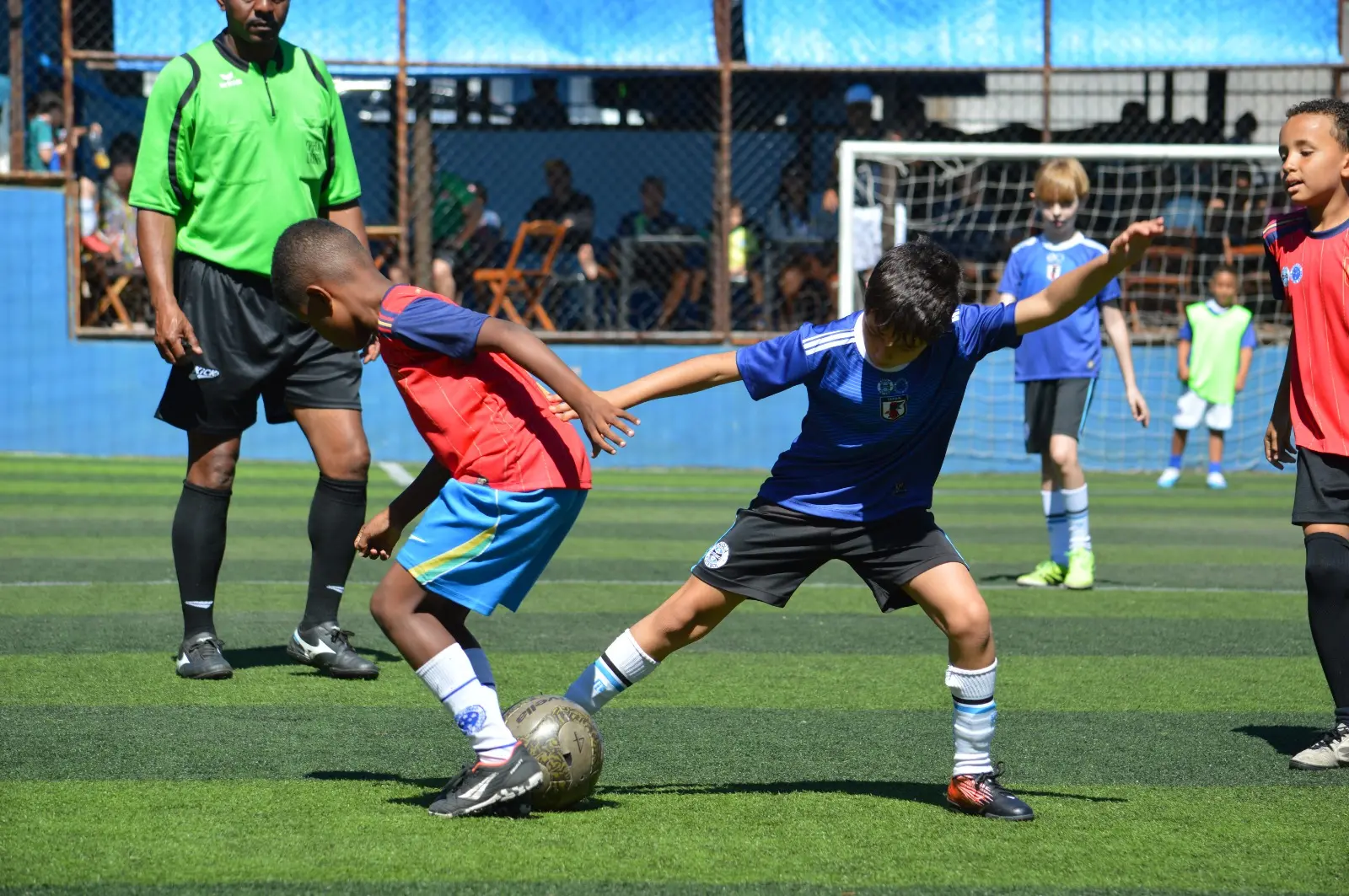 Alunos protegendo a bola durante o jogo