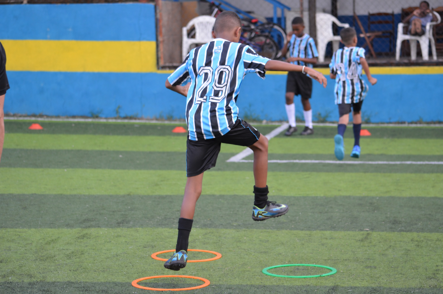 Aluno realizando atividade de coordenação em campo