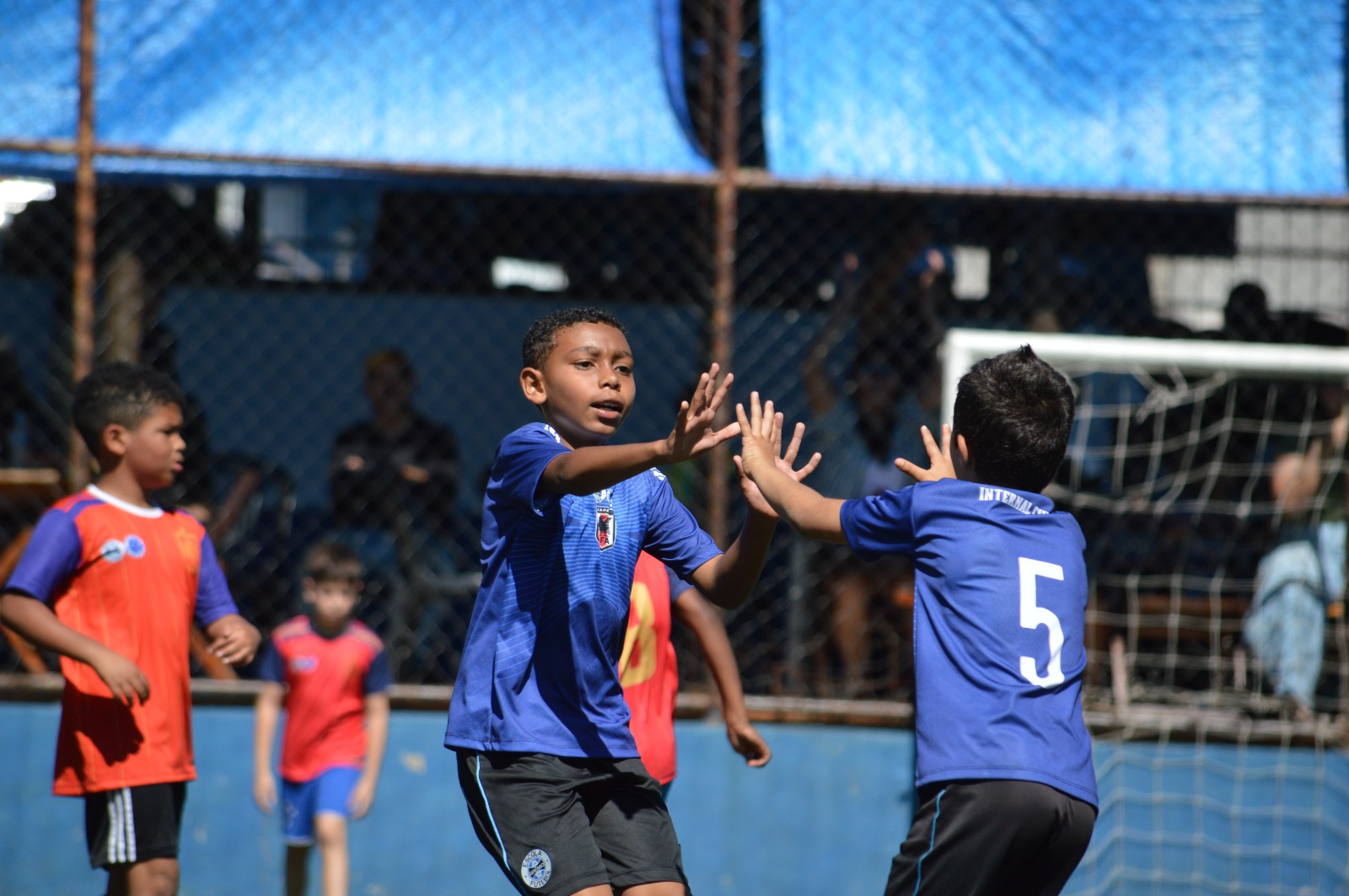 Alunos comemorando juntos durante a partida